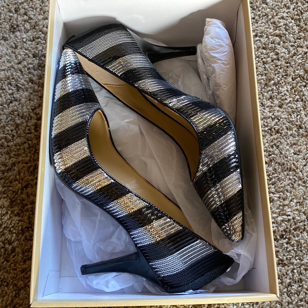 Brand New - Michael Kors - Size 8- Flex Mid Pump